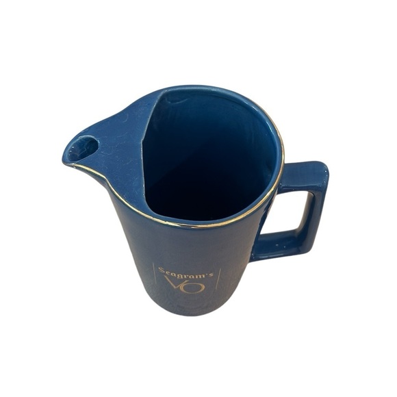 VINTAGE SEAGRAM'S VO CANADIAN WHISKY PUB JUG/PITCHER LITE BLUE. MADE IN CANADA - Picture 3 of 9